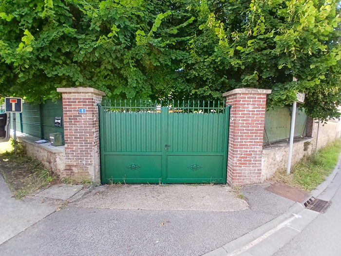 Portail vert neuf posé par Portematic